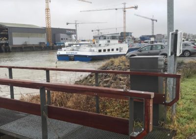 Nieuw houtwerk op de leuningen van de steigers in Werkendamse havens.