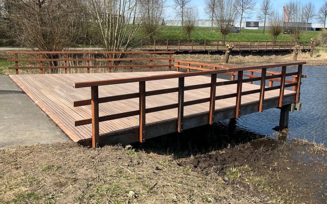 Vlonder Dokvijver Werkendam opgeknapt met nieuw dek en leuningwerk